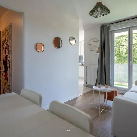Castle 1 Bedroomed Bussy-Saint-Georges